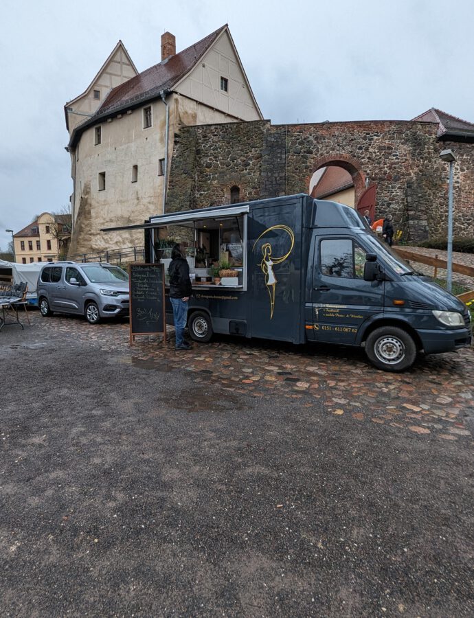 Ostermarkt auf der Roßlauer Wasserburg & Dreharbeiten des MDR Sachsen-Anhalt